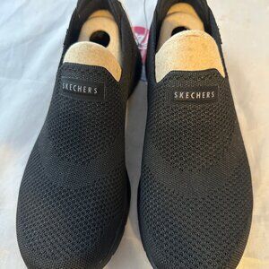 Skechers  Women's Stretch Fit Slip on Sneaker, Black  Women Size 6        NIB